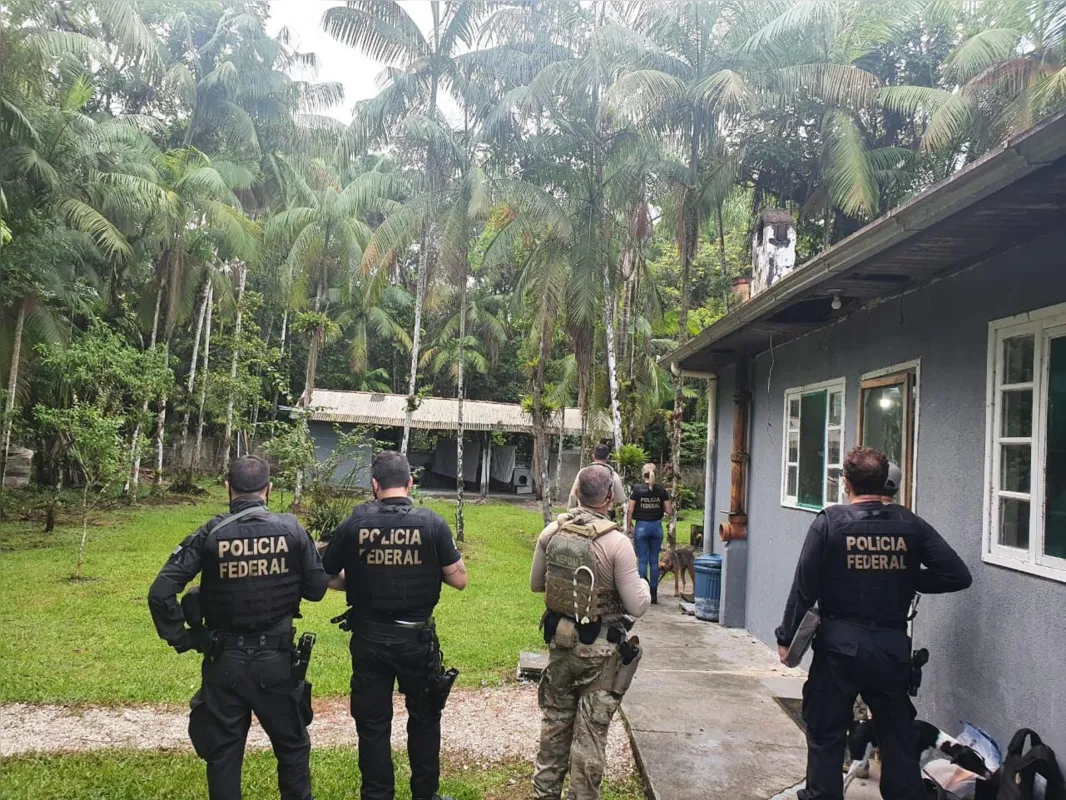 Imagem ilustrativa da imagem PF pede inclusão na lista da Interpol de operador de traficante que movimentou R$ 4 bilhões