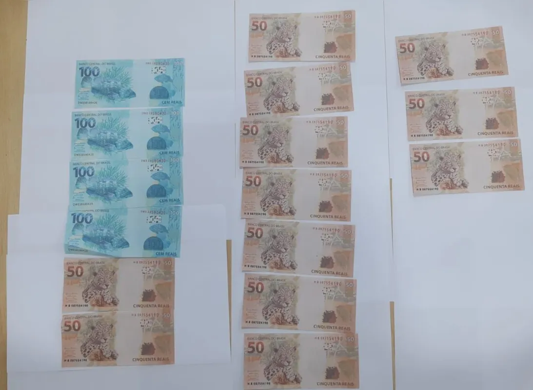 As cédulas tinham números de série idênticos, totalizando R$1000,00 em notas de R$50,00 e R$100,00.