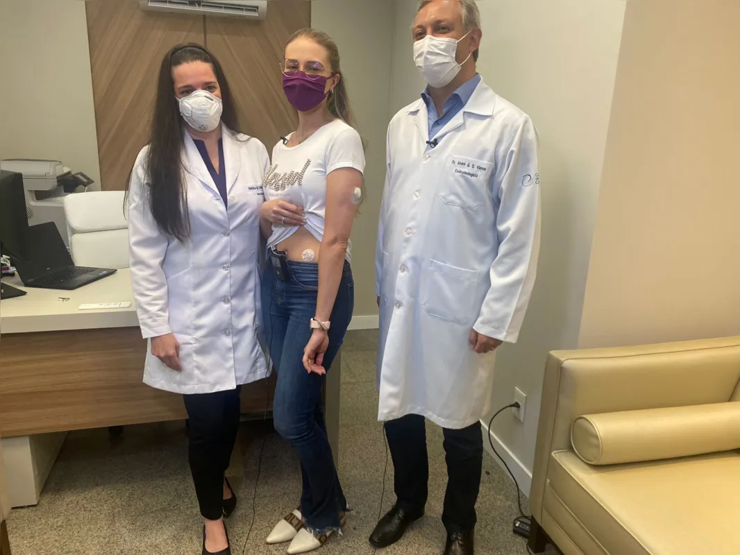 Larissa Strapasson com o médico André Vianna
