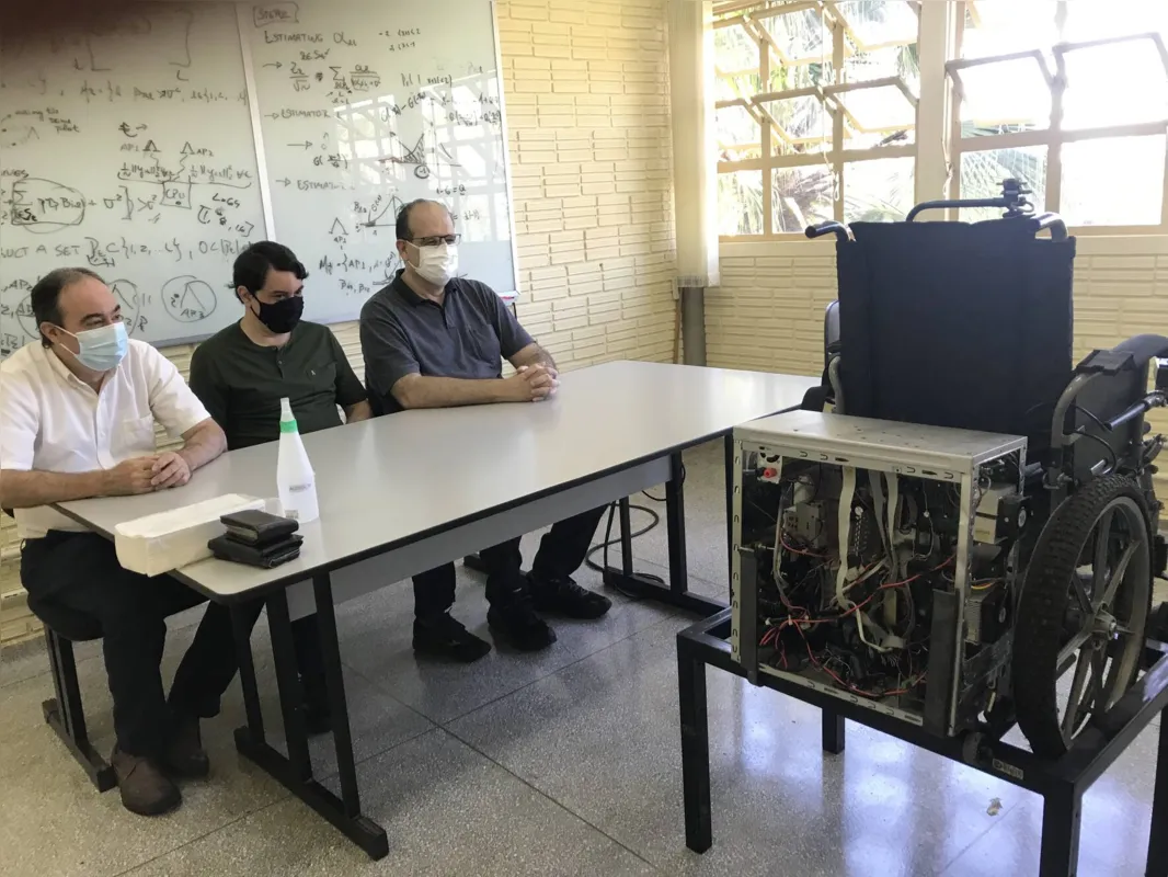 Newton da Silva, Marcio Roberto Covacic e Ruberlei Gaino, da UEL: modelo desenvolvido a partir de uma cadeira elétrica usada, baterias de carro e um CPU de computador