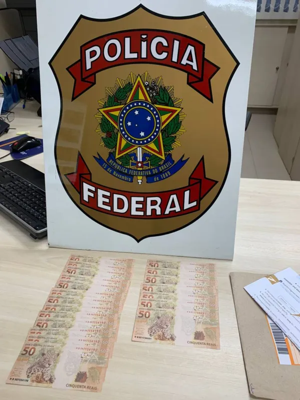 As notas falsas simulavam elementos de segurança, mas repetiam o mesmo número de série.