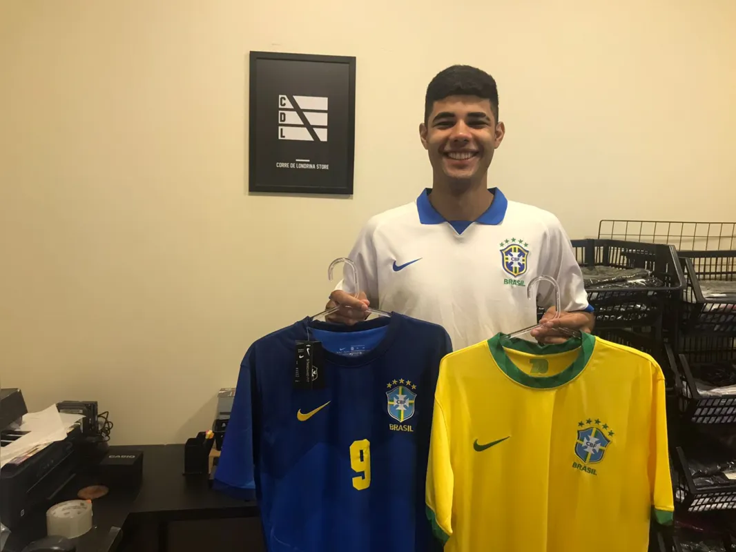 Higor Douglas, dono de uma loja de artigos esportivos conta que mais da metade das vendas das camisas da seleção são as de cor branca