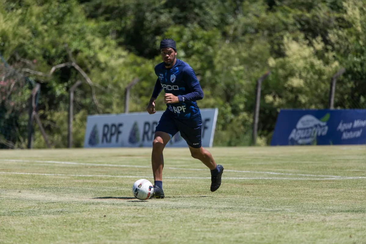 O zagueiro Augusto é um dos remanescentes de 2021 para a estreia de domingo no Paranaense 
