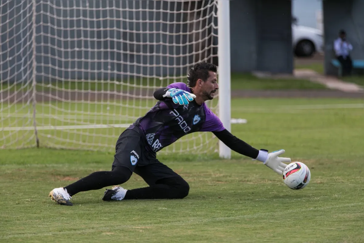 O goleiro Matheus Nogueira é um dos reforços que estreiam no Londrina contra o Maringá