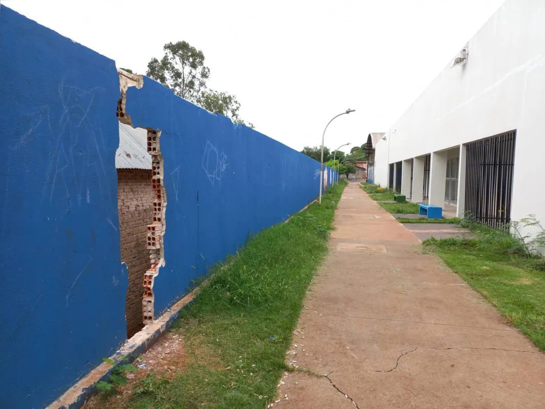 Buraco aberto entre a divisa do centro com a escola Polivalente