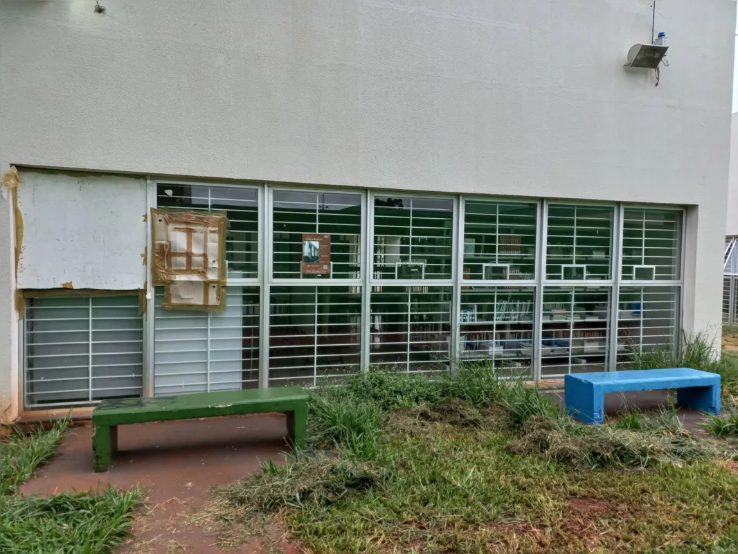 Tapumes foram colocados para tampar falta dos vidros