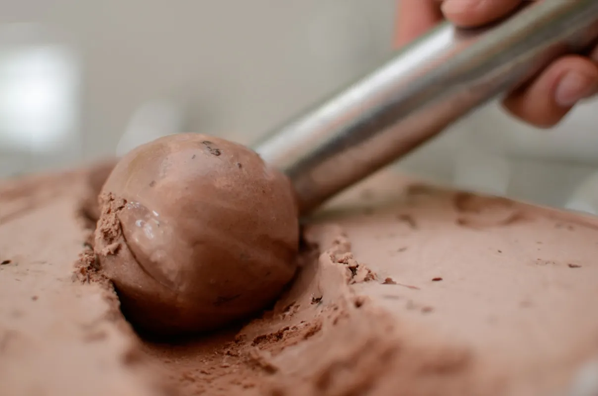 Feito com leite tipo A e menos gordura, o gelato é mantido e servido numa temperatura mais alta, sem congelar