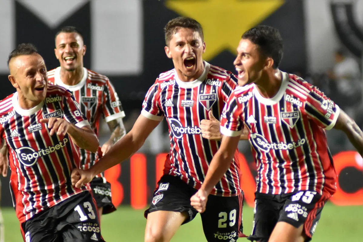 Imagem ilustrativa da imagem São Paulo sobra, vence o Santos por 3 a 0 na Vila e respira no Paulista
