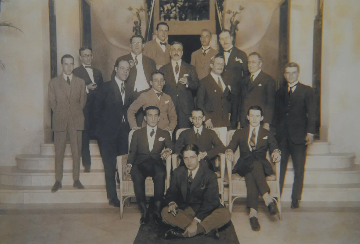 Foto de almoço de escritores integrantes da Semana de 22. Em pé: Couto de Barros, Manuel Bandeira, Mário de Andrade, Sampaio Vidal, o jornalista italiano Francesco Pettinatti, Cândido Motta Filho, Paulo Prado, Flamínio Ferreira, René Thiollier, Graça Aranha, Manuel Villaboim, Godofreddo da Silva Telles; sentados: Rubens Borba de Moraes, Luís Aranha, Tácito de Almeida, Oswald de Andrade