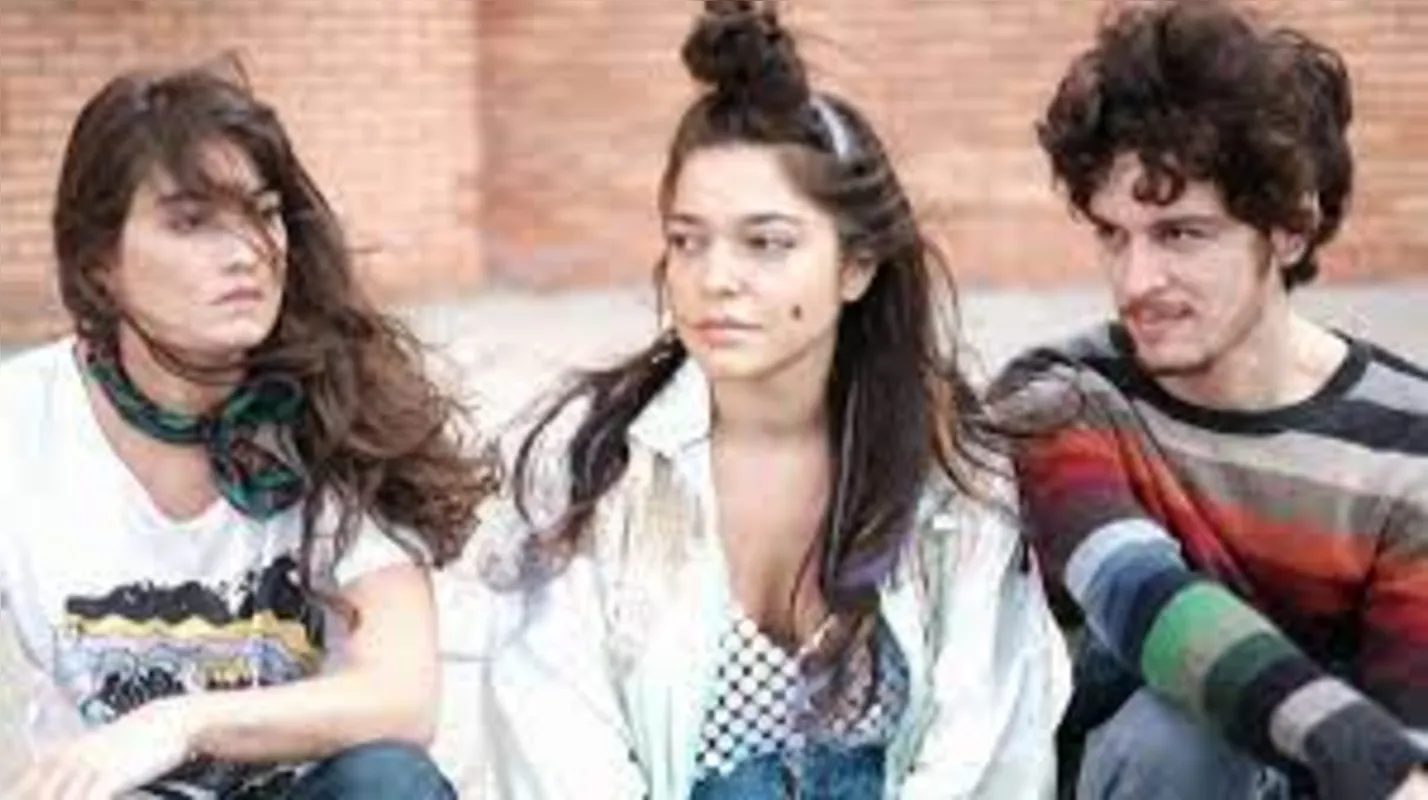 "Lov3": o diretor Felipe Braga  diz que a série surgiu da necessidade de mostrar como novos modelos de relacionamento estão redefinindo as experiências entre os jovens