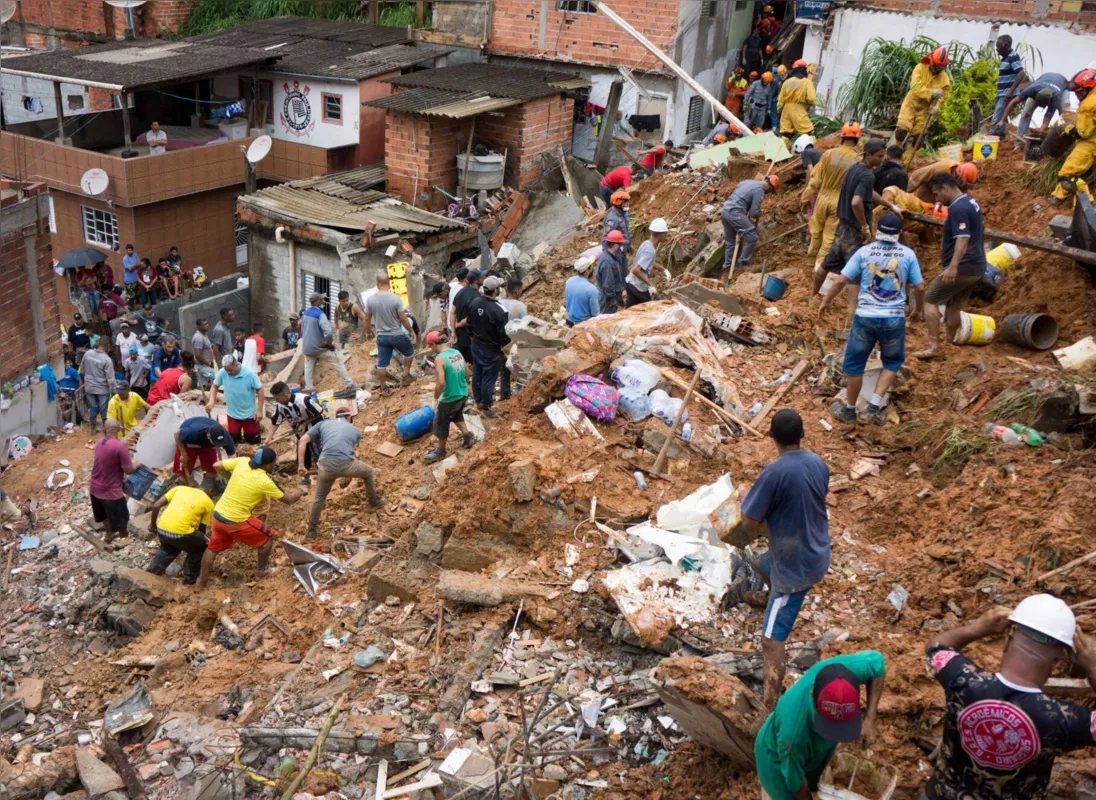 Em função das chuvas, deslizamento de terra em Franco da Rocha (SP) deixou mortos e feridos