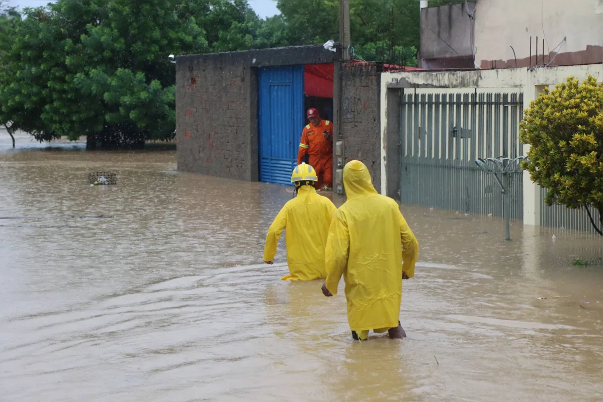 Em Monte Mor (SP), o rio Capivari inundou residenciais e ruas; outras cidades também estão sofrendo com alagamentos 