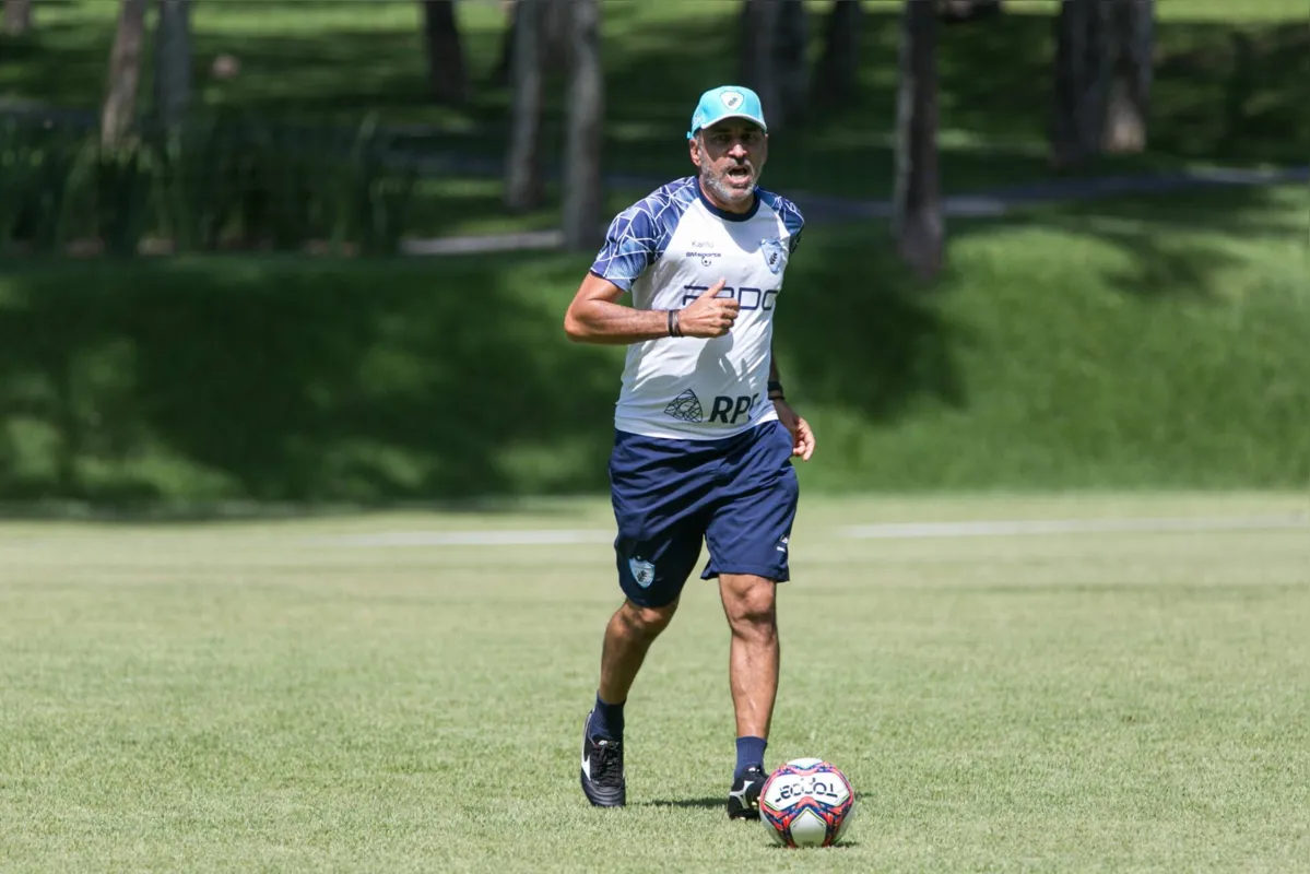 Vinícius Eutrópio corre contra o tempo para preparar o Londrina para a estreia no Paranaense