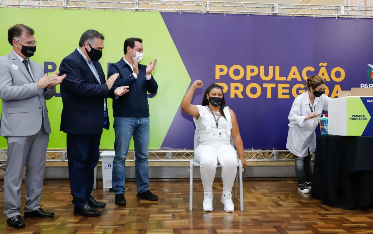  Em 18 de janeiro de 2021, quando a enfermeira Lucimar Josiane de Oliveira, da linha de frente do Hospital do Trabalhador, recebeu o primeiro imunizante