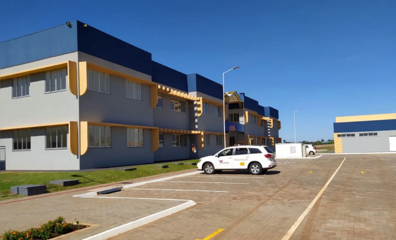 Ao todo, são 32 laboratórios multiusuários, distribuídos em quatro blocos e dois pavimentos, que somam uma área total de 2.481 metros quadrados.
