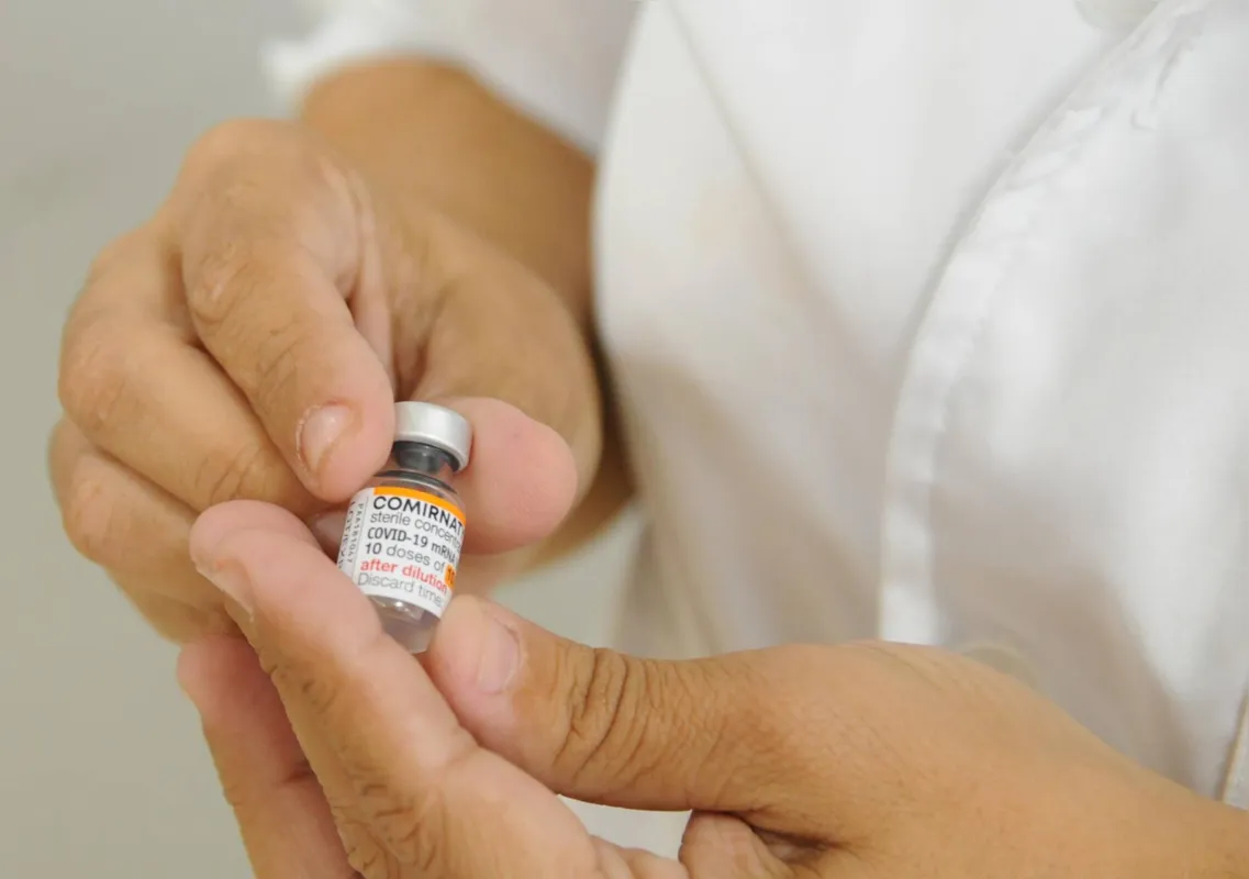 No Brasil, há duas vacinas aprovadas para o público mais jovem,  a da Pfizer e a Coronavc
