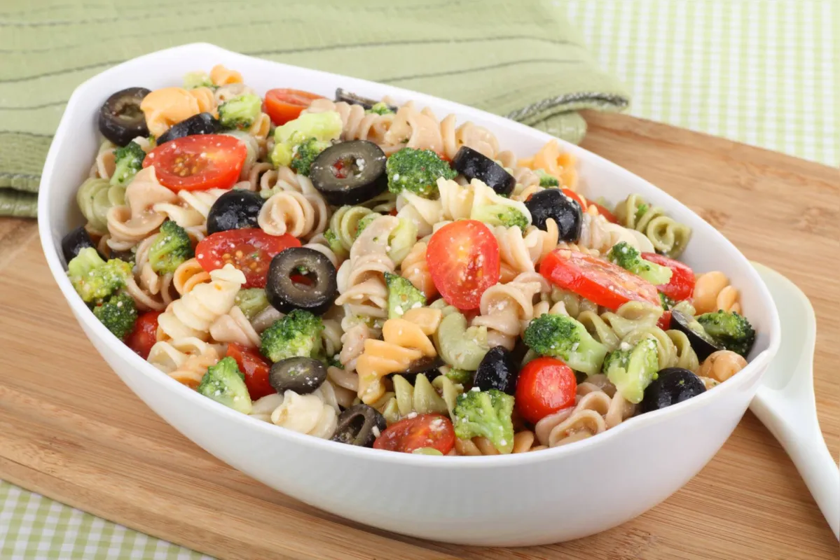 Macarrão em forma de salada: gostoso e refrescante