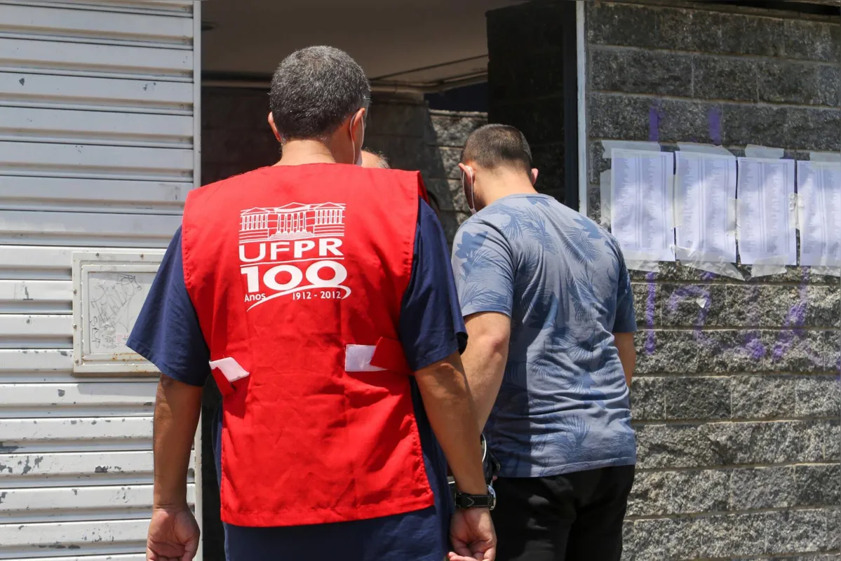 Por causa das condições de trânsito em algumas ruas da capital, os portões dos 40 locais de prova foram fechados às 13h40, dez minutos além do previsto