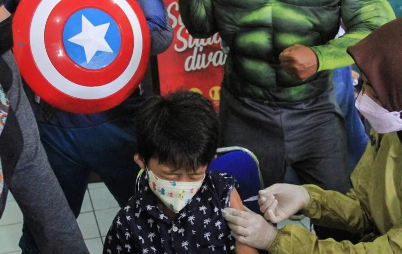 Crianças da Indonésia são recepcionadas por super-heróis 