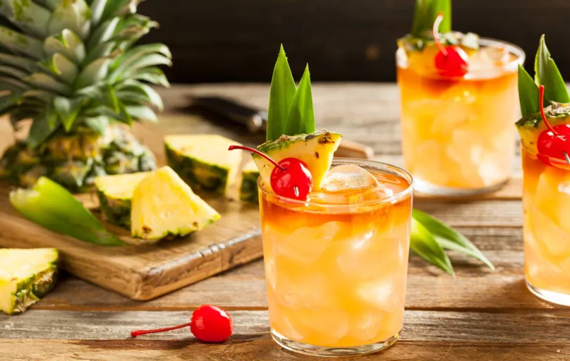 Um drink com abacaxi, uma das frutas mais refrescantes do verão