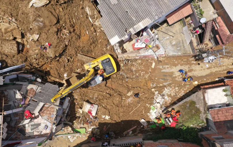 Defesa Civil de Petrópolis contabilizou mais de 300 ocorrências, como deslizamentos de terra e desabamentos