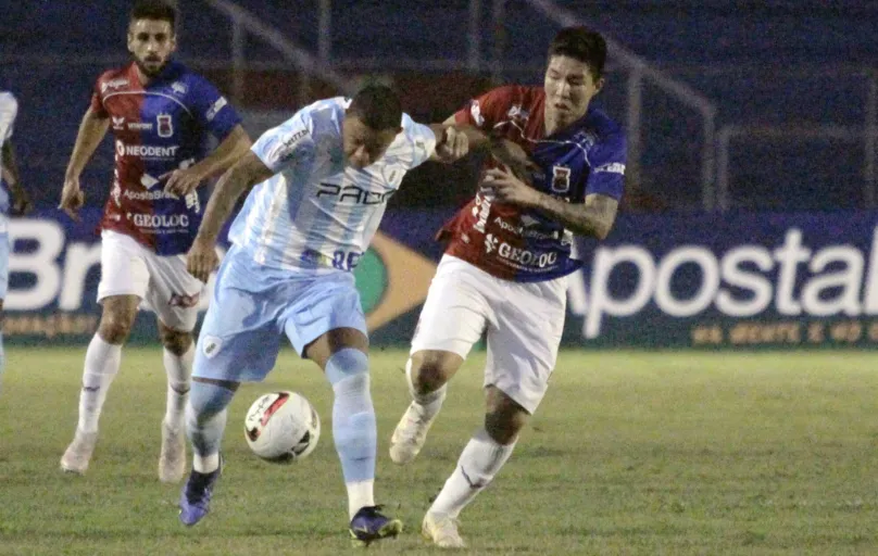 Disputa de bola entre Caprini, do Londrina, e Kazu, do Paraná¡, em lance da partida entre Paraná Clube e Londrina, válido pela sétima rodada do Paranaense, na Vila Capanema