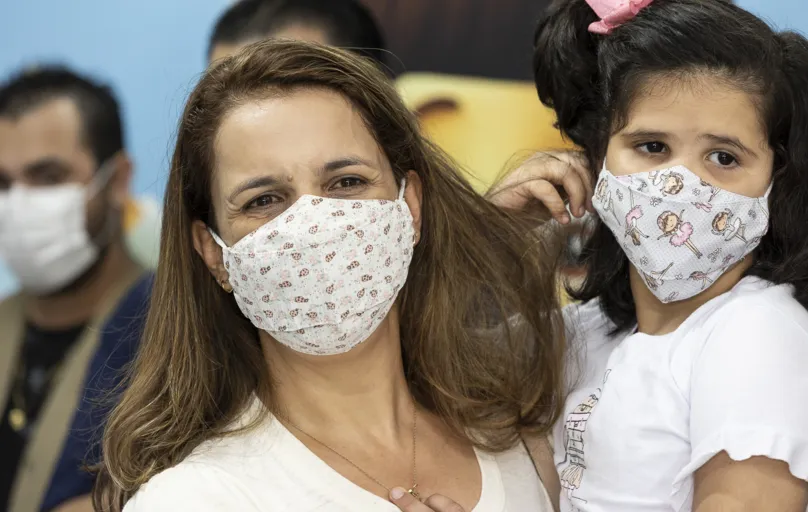 Acompanhada da mãe, a londrinense Isadora Despensieri, 6 anos, foi a primeira criança a ser imunizada no Paraná 