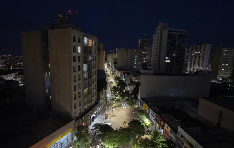 Vista noturna de uma sacada do Edifício Panorama tendo, à esquerda, o icônico edifício Santo Antônio, construído em 1950 com 11 andares, e considerado o "primeiro arranha-céu de Londrina"