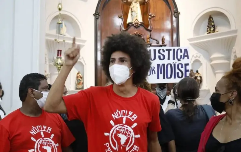 Vvereador Renato Freitas (PT) em fala durante o ato feito por manifestantes dentro da Igreja do Rosário, em Curitiba, no último sábado (5)