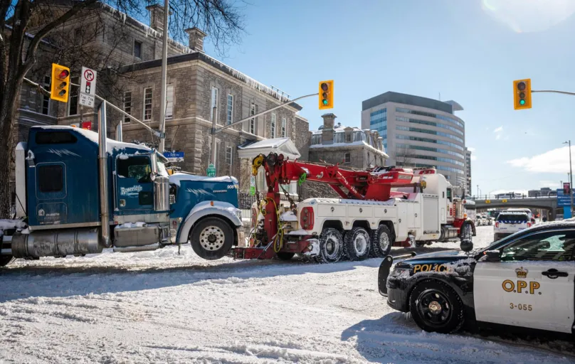 Caminhão de manifestante é rebocado pela polícia na capital canadense