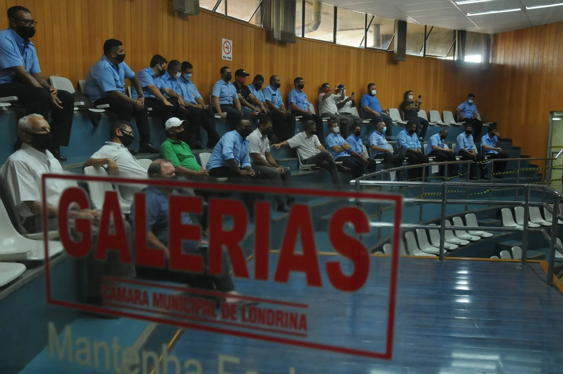 Com as galerias lotadas de trabalhadores das empresas de ônibus TCGL e Londrisul, a Câmara debateu nesta quinta (3) a greve da categoria e subsídios do governo do estado ao transporte público em Londrina.