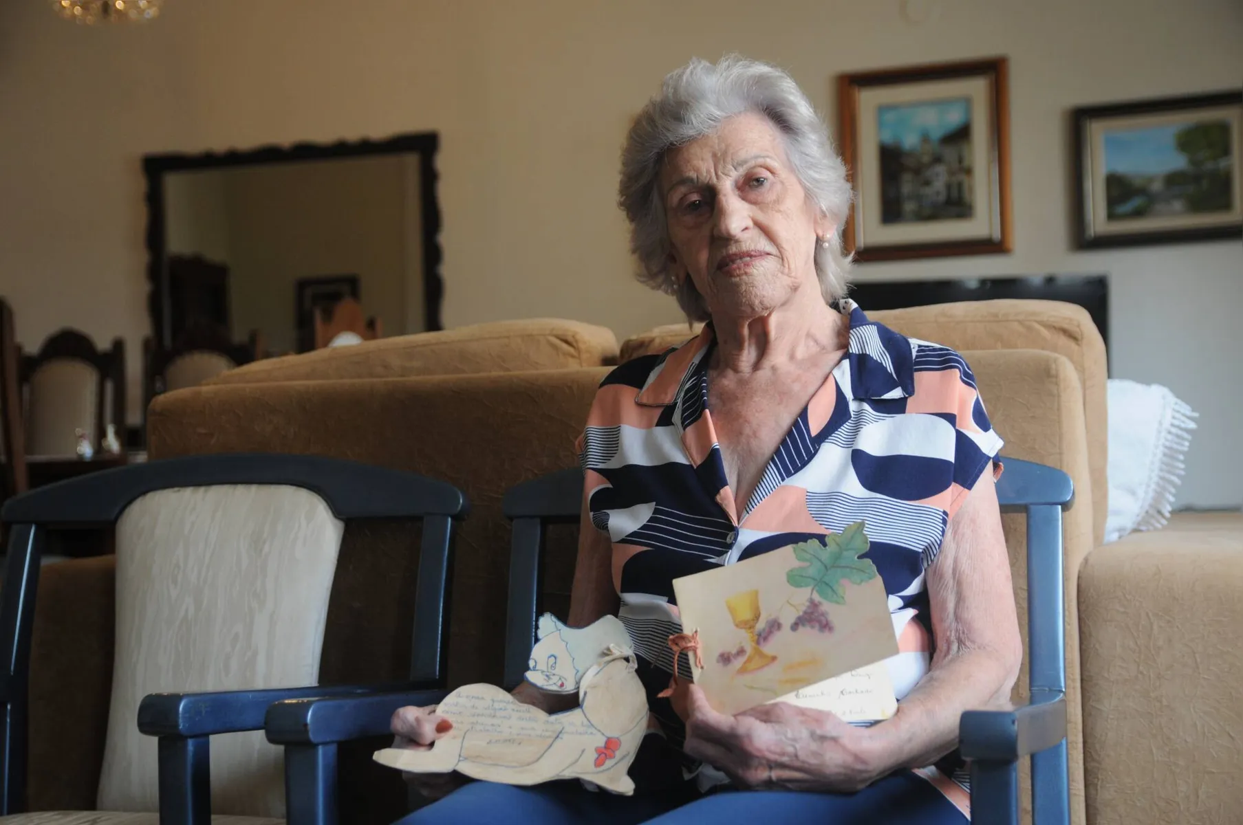 Marina Alberini Fredegotto, 87 anos, com as lembranças dos tempos em que lecionava: foram anos de magistério