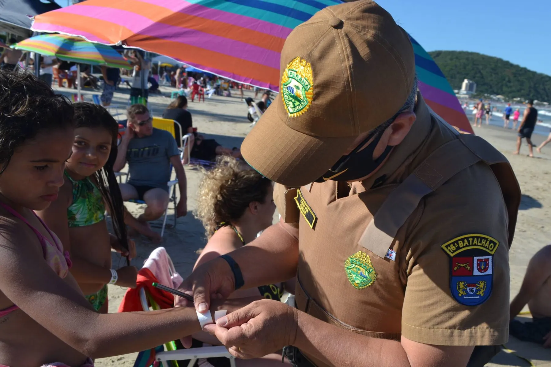 PMPR alerta para a segurança das crianças e distribui pulseirinhas de identificação nas praias