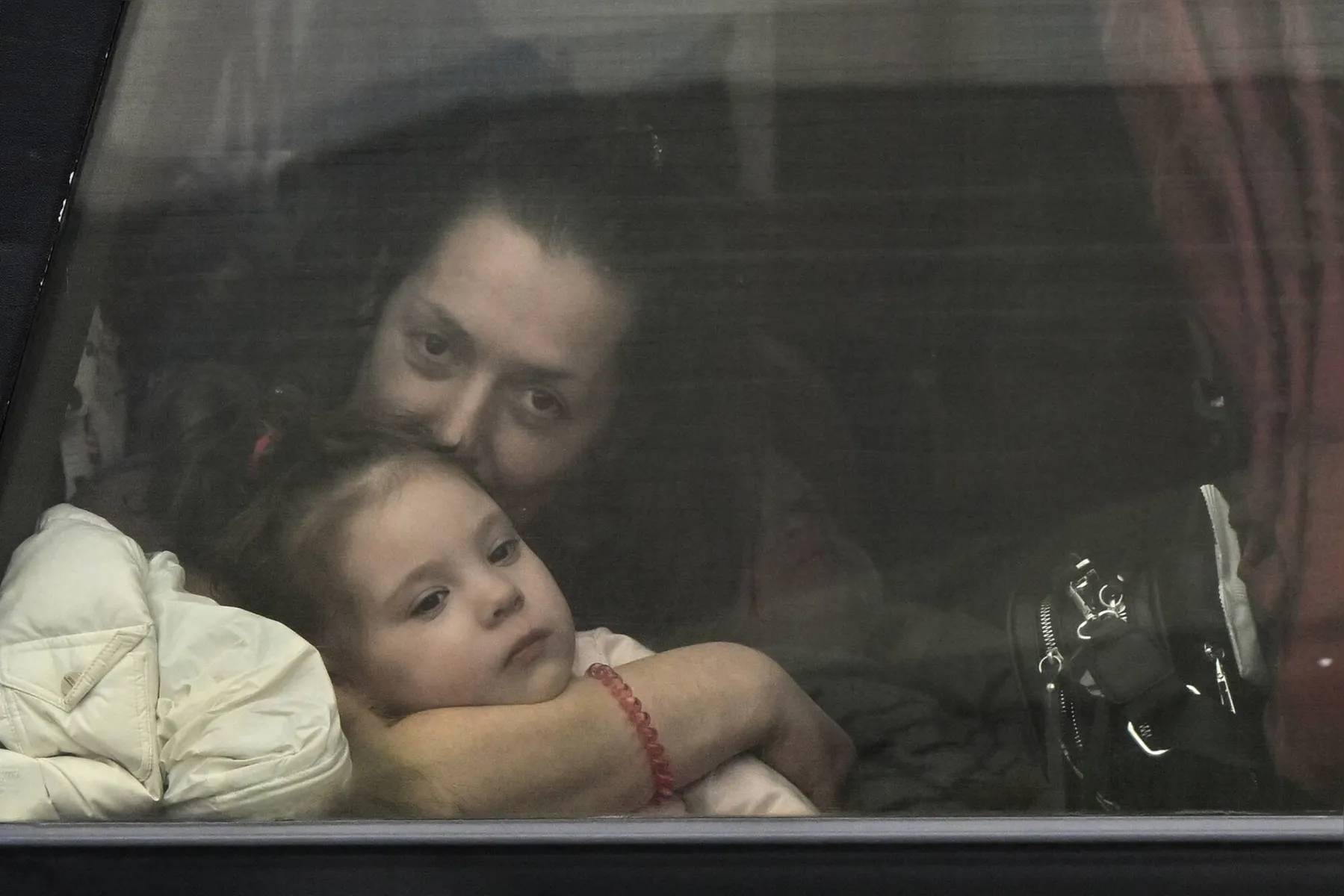 Louisa Gouliamaki/AFP 

Refugiada ucraniana abraça a filha na fronteira do país com a Polônia