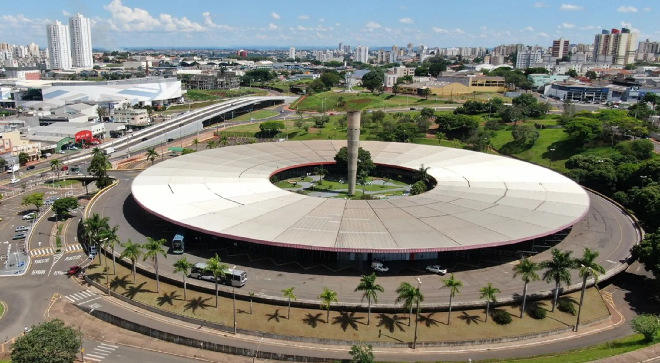 Imagem ilustrativa da imagem Rodoviária de Londrina receberá 200 ônibus extras durante o Carnaval