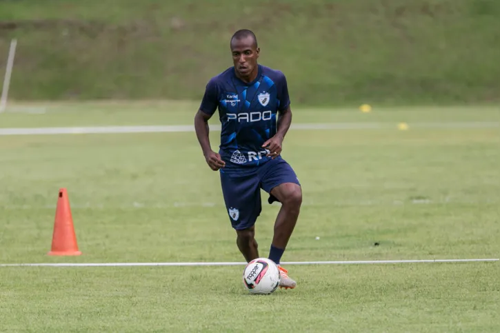 Lateral Samuel Santos: "Acredito que o Adilson tem muito a agregar ao Londrina e a nós jogadores"