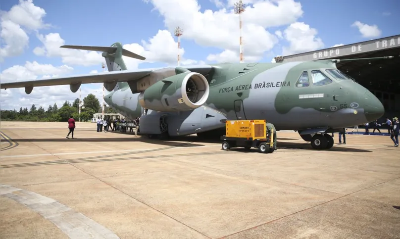 O KC-390 saiu de Brasília na última segunda-feira (7) e fez 3 escalas técnicas: uma em Recife, outra na Ilha do Sal (Cabo Verde) e a última em Lisboa (Portugal).