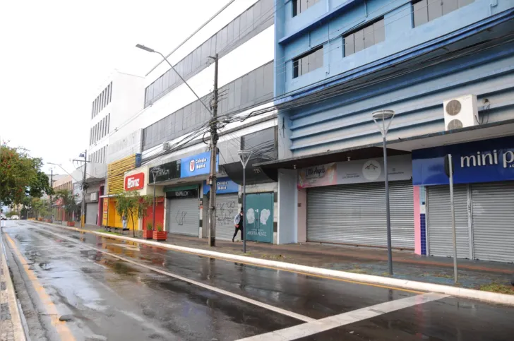 Imagem ilustrativa da imagem Greve do ônibus e chuva 'espantam' consumidores do centro