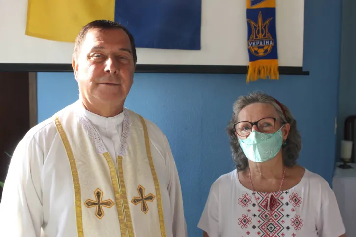 Lucia Cerconi se emociona com os cânticos ucranianos da missa celebrada pelo padre José Hadada
