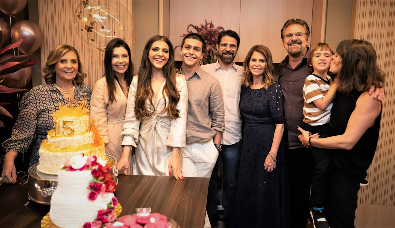 A família reunida para comemorar os 15 anos de Geórgia: a avó Ieda Saraiva, o irmão e estudante de Medicina Bruno Demattê, os pais Marcelo e Luciana Dematte, os avós Silvia e Romeu Demattê e o primo Max e a tia Andrea Demattê