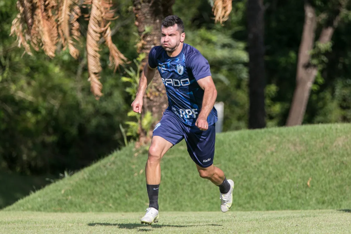 Recuperado de contusão, o lateral Eltinho pode voltar a ser titular no domingo contra o Athletico