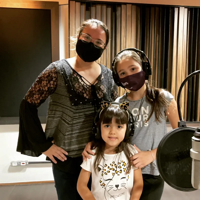 A regente Monique Kodama, na foto com Milena e Laura, foi a responsável pela preparação vocal do coro de crianças