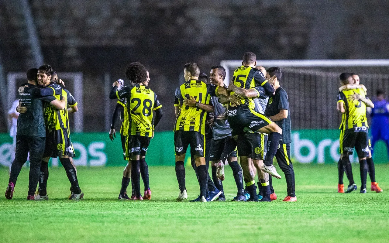 Jogadores do FC Cascavel comemoram a classificação na Copa do Brasil
