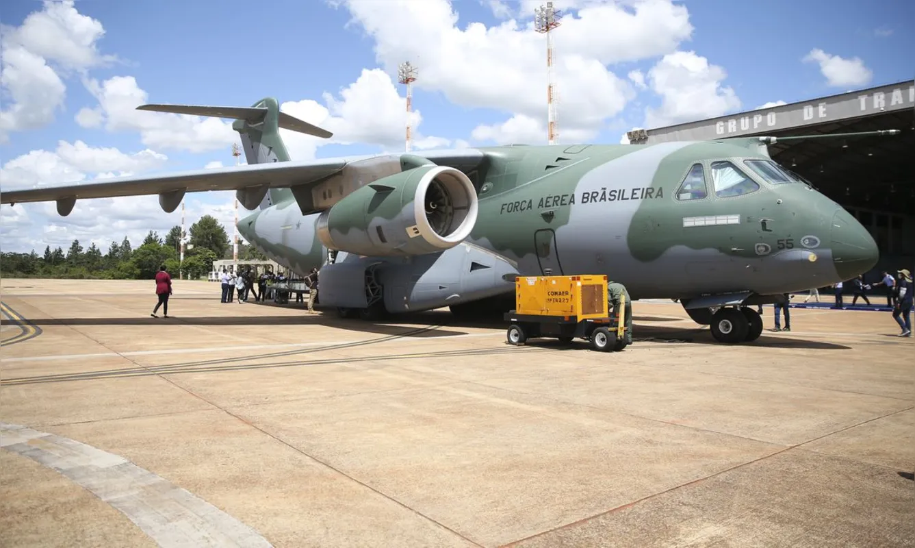O KC-390 saiu de Brasília na última segunda-feira (7) e fez 3 escalas técnicas: uma em Recife, outra na Ilha do Sal (Cabo Verde) e a última em Lisboa (Portugal).