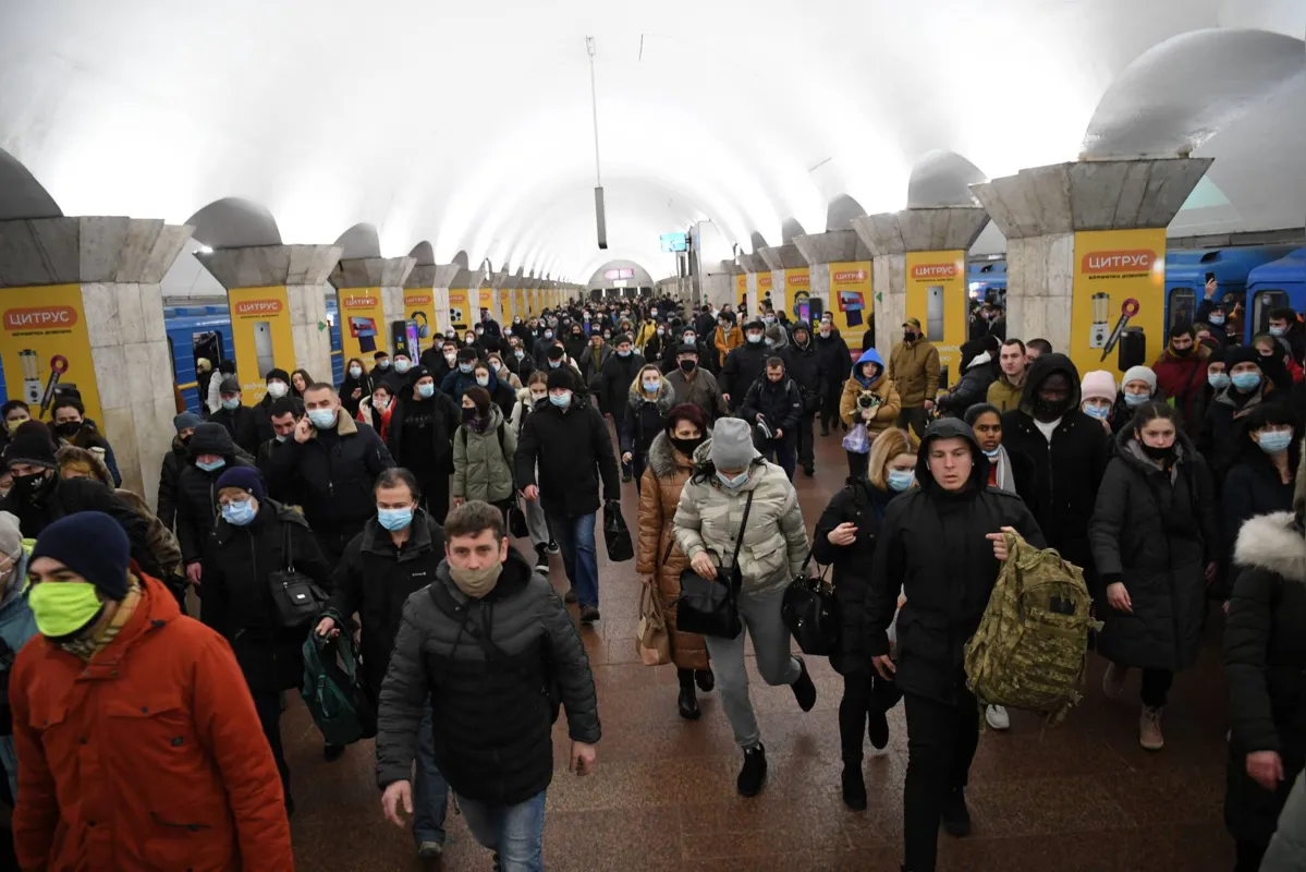 Movimento foi intenso no metrô de Kiev após o início dos ataques