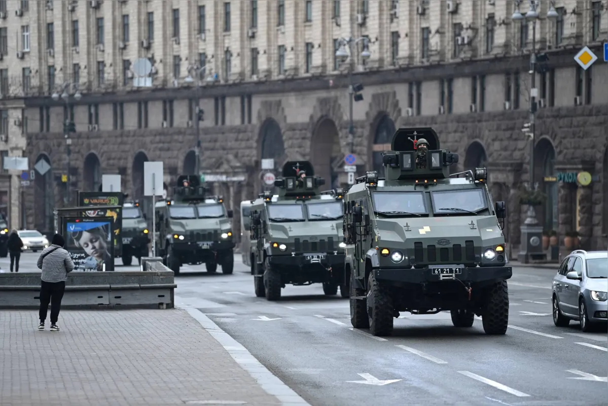 Veículos militares patrulham praça da Independência na capital ucraniana