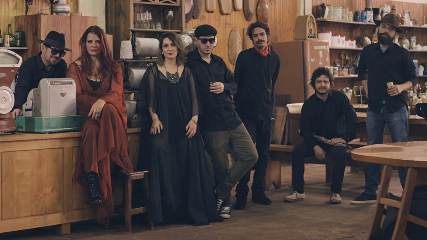 Chris Vianna com a banda Benditos Energúmenos:  disco autoral está em todas as plataformas digitais e tem versão física à venda