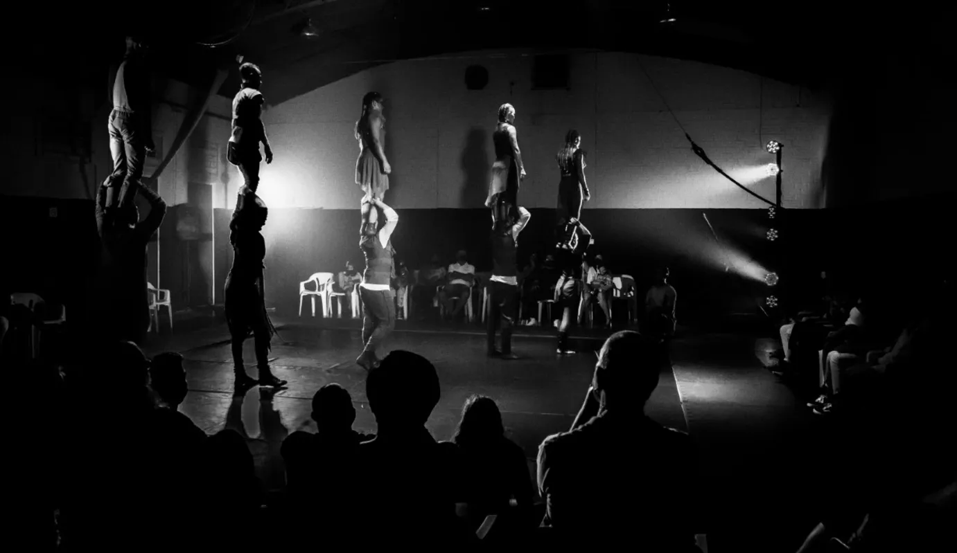 Ao invés de números individuais, foi criado um único ato em que os artistas usam o corpo com vigor e teatralidade