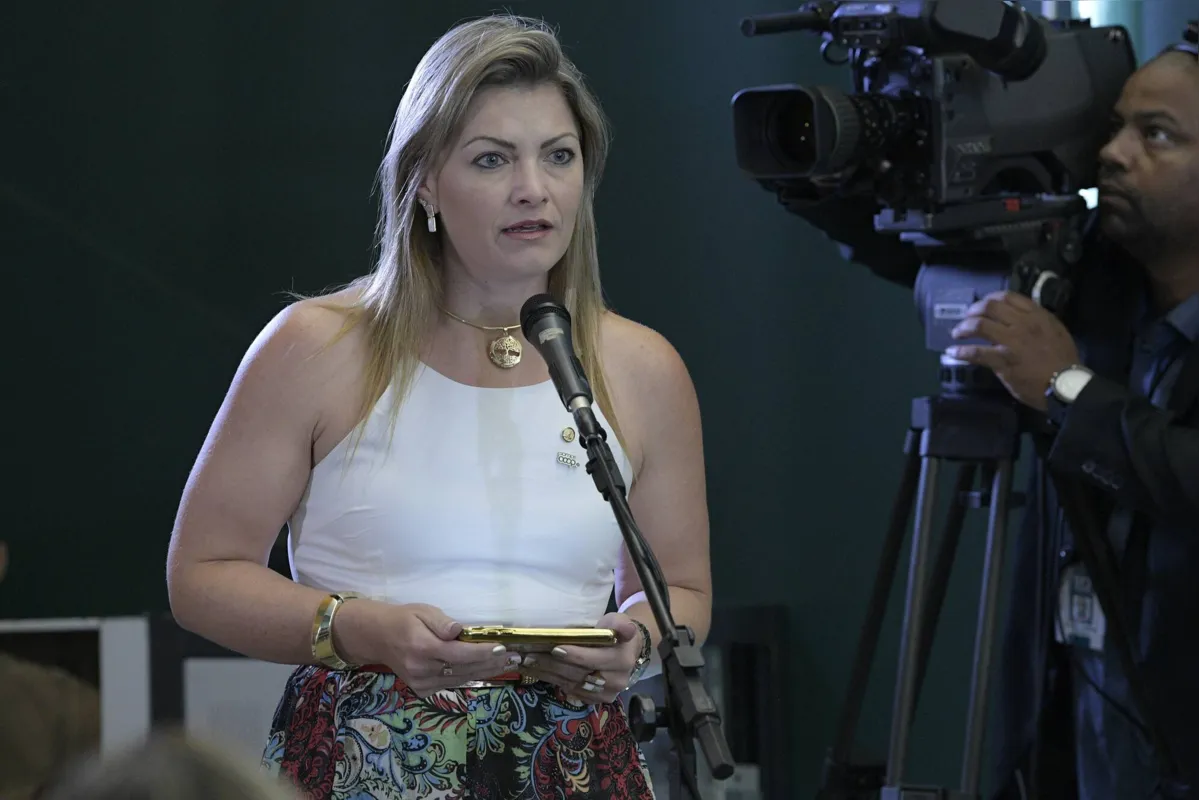 Imagem ilustrativa da imagem Deputada Aline diz ser o nome de Bolsonaro para concorrer ao Senado