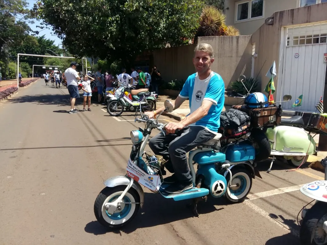 Rafael Dallagasperina percorreu de Lambretta os 850 quilômetros que separam Londrina de Tapejara (RS) para estar presente ao encontro